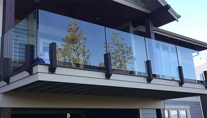 جان پناه و نردههای شیشهای مدرن