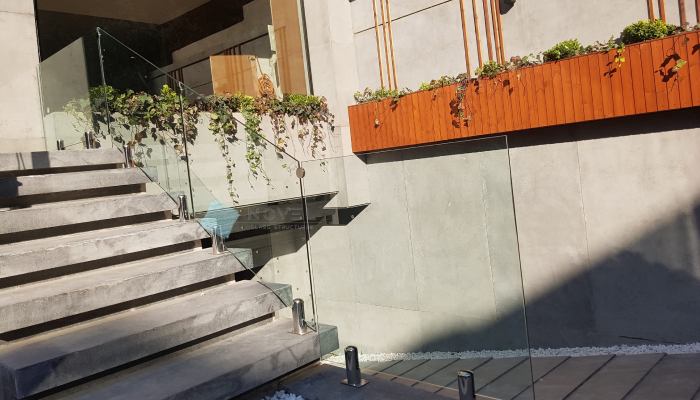 طراحی ساده برای هندریل و نردههای شیشهای