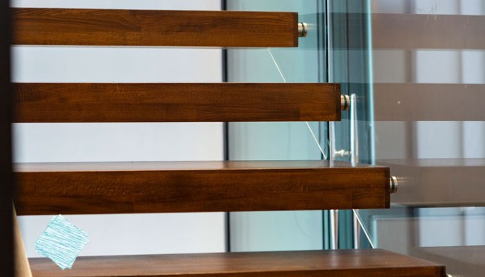 استاندارد نصب نردههای شیشهای