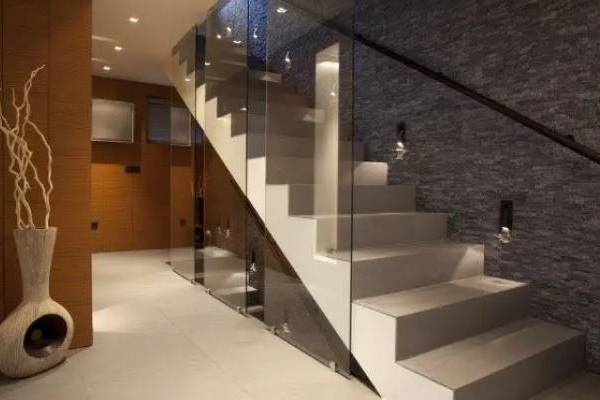 انتخاب هندریل مناسب برای راه پله شیشه ای