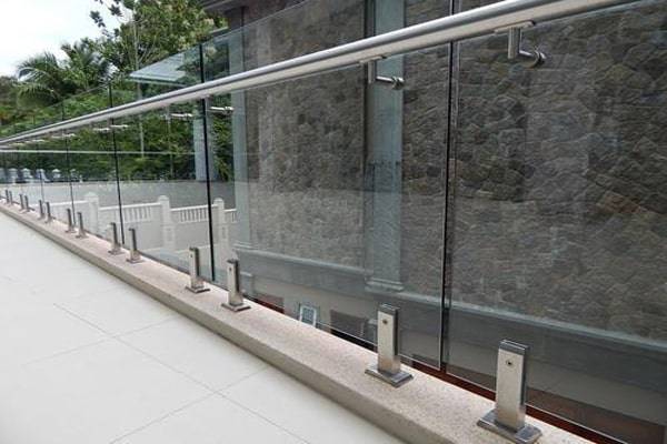 انتخاب هندریل مناسب برای راه پله شیشه ای