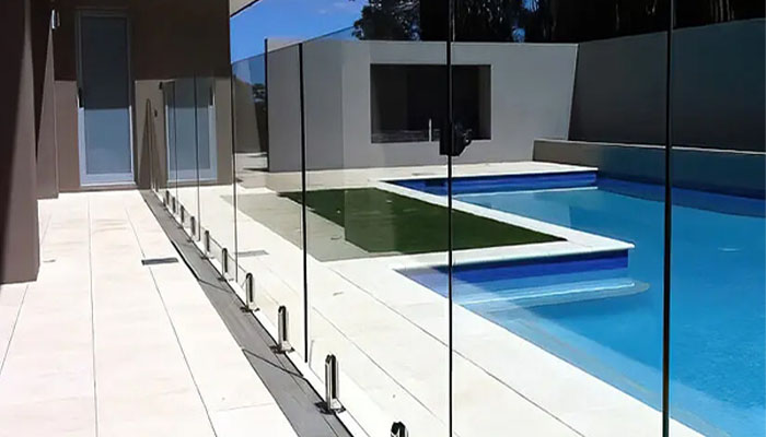 نرده شیشه ای دور استخر