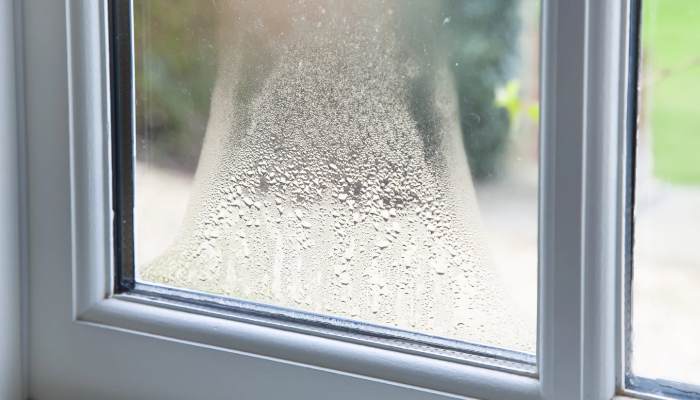 بخار زدن پنجره دوجداره در بین دو صفحه شیشه