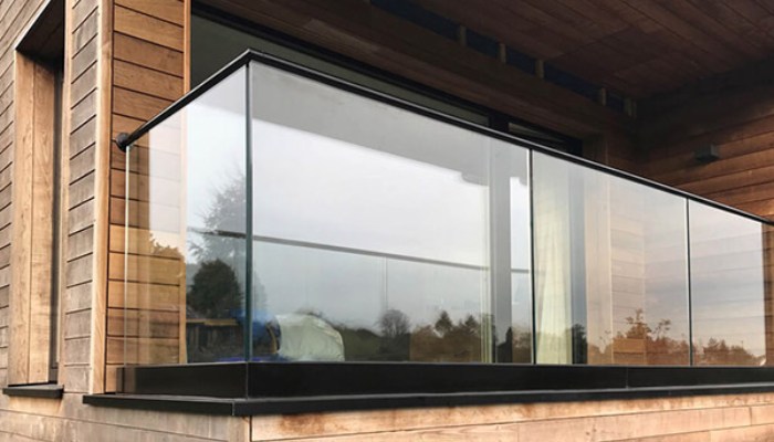 حفاظ شیشه ای بالکن