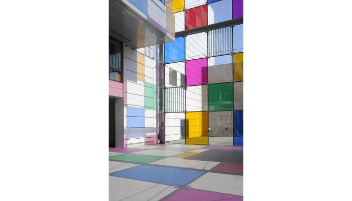 شیشه رنگی چگونه ساخته می شود؟