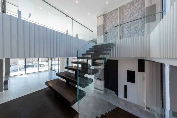 هندریل جان پناه شیشه ای با نورپردازی مخفی برای پلکان فروشگاه لوکس