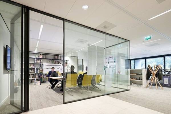 مقایسه پارتیشن شیشهای با دیوارهای کاذب