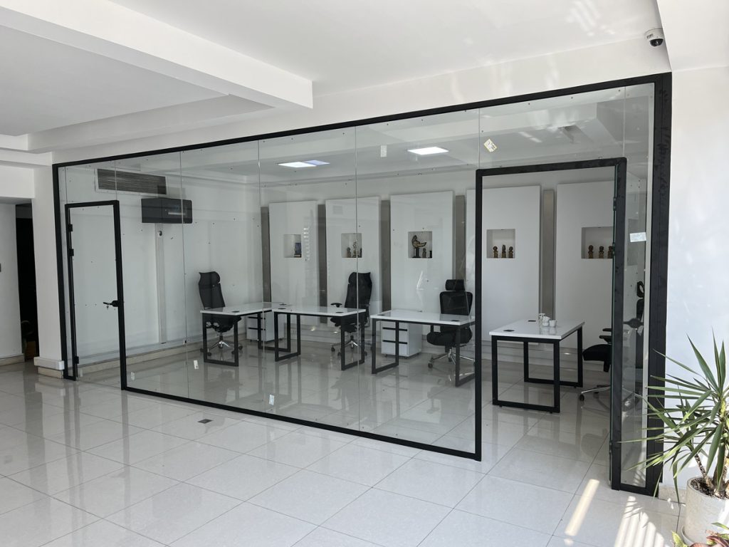 مزایای نصب پارتیشن شیشه ای در فضای اداری باز