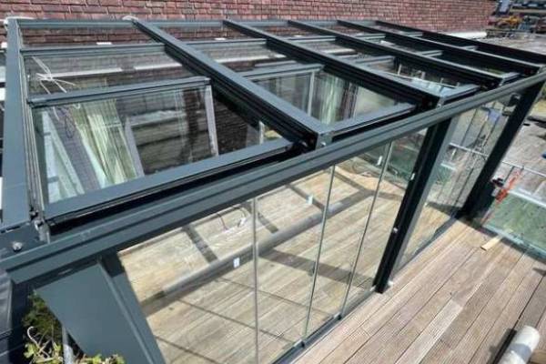 آلاچیق شیشه ای بیرونی با سقف متحرک