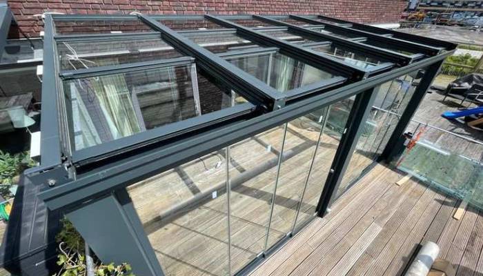 آلاچیق شیشه ای بیرونی با سقف متحرک و نور قابل تنظیم