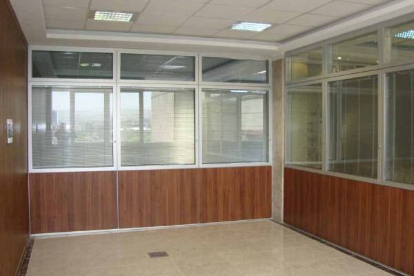 ترکیب چوب و شیشه در پارتیشن نمایشگاه طلا و جواهر