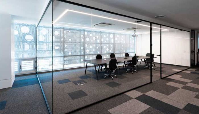 تفاوت و مقایسه پارتیشن شیشهای با دیوارهای کاذب