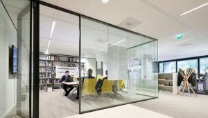 تفاوت و مقایسه پارتیشن شیشه‌ای با دیوارهای کاذب