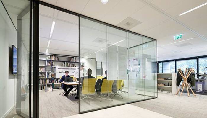 تفاوت و مقایسه پارتیشن شیشه‌ای با دیوارهای کاذب