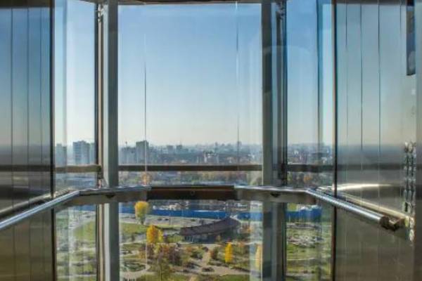 درب آسانسور شیشه ای با فریم فلز و نورپردازی مخفی