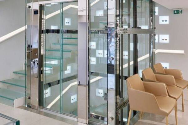 درب آسانسور شیشه ای با فریم فلز و نورپردازی مخفی