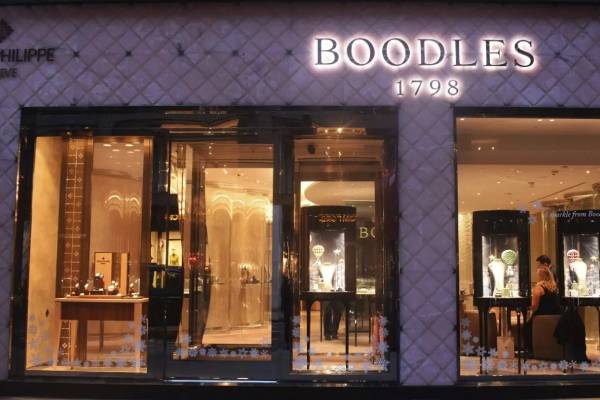 درب شیشه ای کشویی در فضای فروشگاه طلا