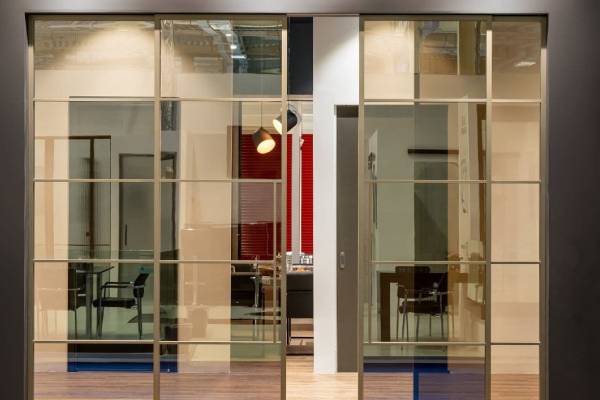 درب شیشه ای کشویی در فضای فروشگاه طلا