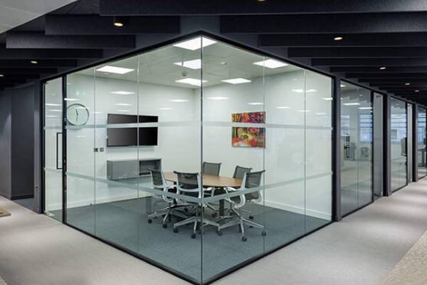 مزایای نصب پارتیشن شیشه ای در فضای اداری باز