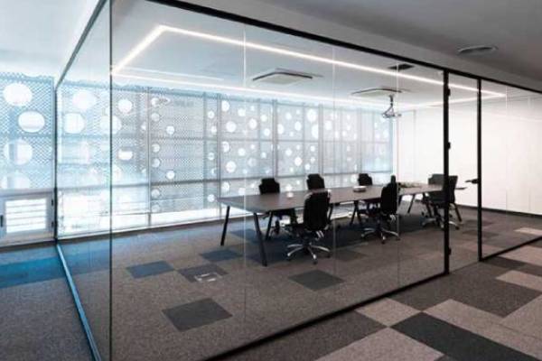 مقایسه پارتیشن شیشهای با دیوارهای کاذب