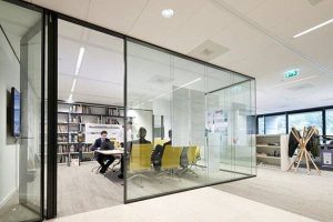 مقایسه پارتیشن شیشهای با دیوارهای کاذب