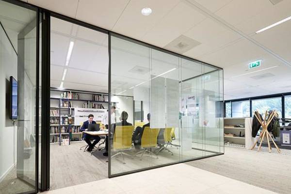 مقایسه پارتیشن شیشهای با دیوارهای کاذب