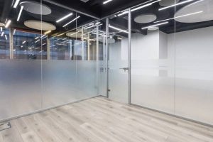 نصب پارتیشن اداری شیشه ای در محیط کاری هیبرید