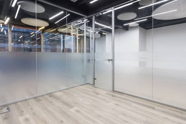 نصب پارتیشن اداری شیشه ای در محیط کاری هیبرید