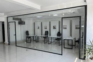 هندریل شیشه ای با نورپردازی مخفی برای پلکان فروشگاه لوکس