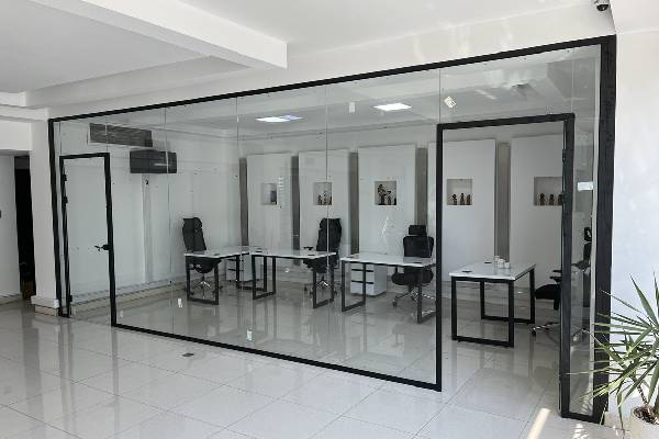 هندریل شیشه ای با نورپردازی مخفی برای پلکان فروشگاه لوکس