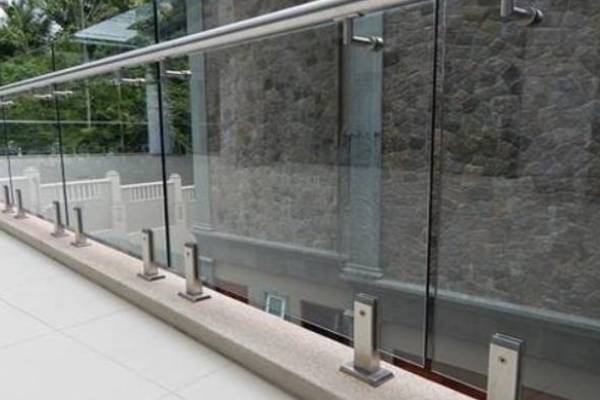 انتخاب هندریل مناسب برای راه پله شیشه ای