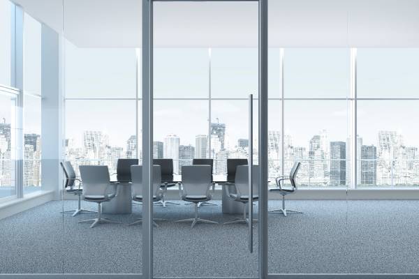 پارتیشن شیشهای با عملکرد آکوستیک مناسب اتاق جلسات
