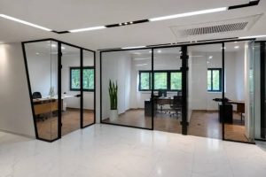 رتیشن اداری تنها یک جداکننده ساده برای تقسیم فضای کار نیست؛ یک سیستم معماری است که می‌تواند در مدت کوتاهی، یک فضای اداری معمولی را به محیطی مدرن، منظم، کاربردی و حرفه‌ای تبدیل کند.