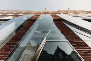 برای یک تخمین اولیه می‌توان از این ساختار استفاده کرد:

قیمت شیشه = مساحت قابل محاسبه × نرخ پایه شیشه + هزینه سیستم/یراق + حمل + نصب

اما این فرمول باید برای هر پروژه به اجزای کوچک‌تر تقسیم شود.