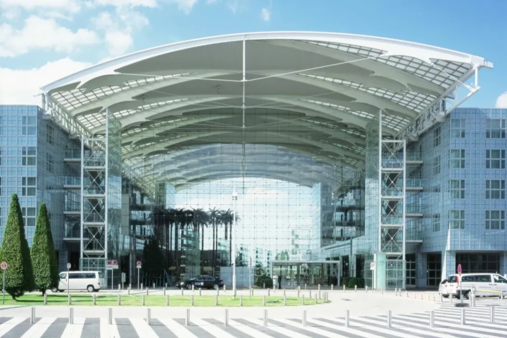 نمای شیشه ای کابل‌نت (Cable Net Glass Facade) نوعی نمای شیشه‌ای سازه‌ای است که در آن، شبکه‌ای از کابل‌های فولادی کشیده‌شده و پیش‌تنیده، شیشه‌ها را نگه می‌دارد. این سیستم با کاهش نیاز به قاب‌ها و پروفیل‌های متداول، امکان ایجاد نماهایی بسیار شفاف با دهانه‌های بزرگ را فراهم می‌کند.