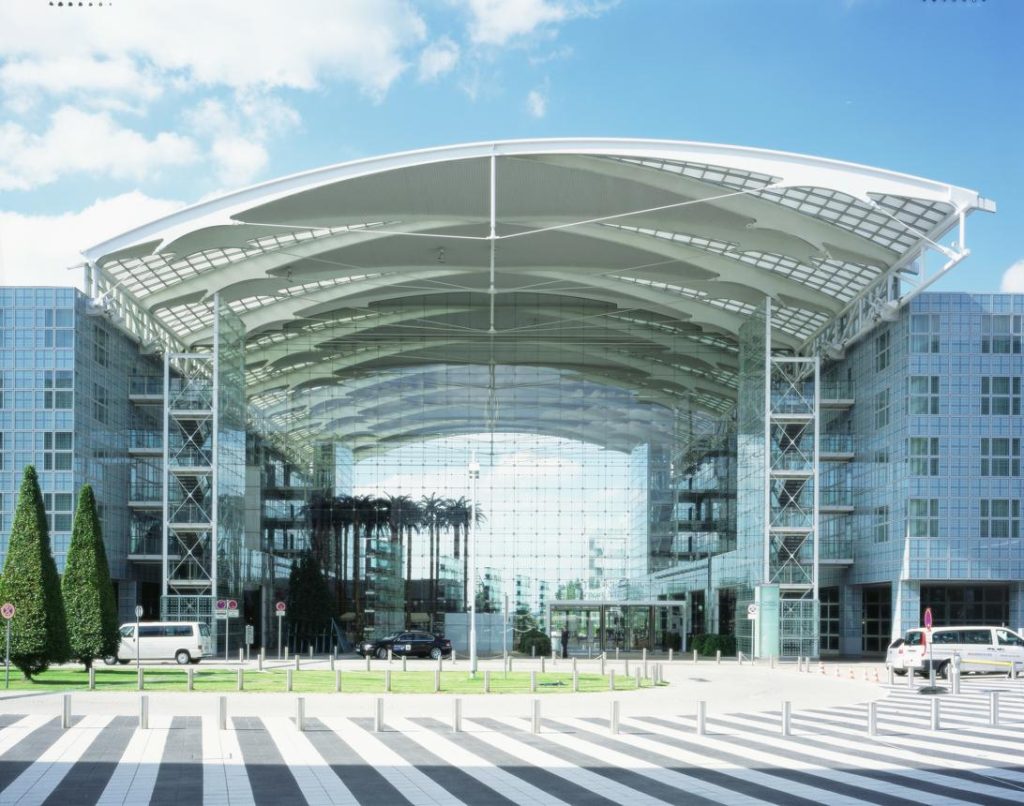 نمای شیشه‌ای کابل‌نت (Cable Net Glass Facade) نوعی نمای شیشه‌ای سازه‌ای است که در آن، شبکه‌ای از کابل‌های فولادی کشیده‌شده و پیش‌تنیده، شیشه‌ها را نگه می‌دارد. این سیستم با کاهش نیاز به قاب‌ها و پروفیل‌های متداول، امکان ایجاد نماهایی بسیار شفاف با دهانه‌های بزرگ را فراهم می‌کند.